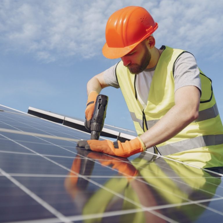 Energia solar acelera e bate novo recorde em potência instalada no Brasil: 13 GW