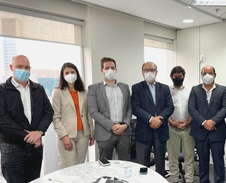 Reunião em São Paulo definiu o acordo final: o diretor de Concessões da ECO 135, Rui Klein; a gerente Jurídica, Juliana de Faria; o subsecretário de Estado de Transportes e Mobilidade, Gabriel Fajardo; o deputado Gil Pereira; o secretário de Estado de Infraestrutura (Seinfra), Fernando Marcato; e o vice-prefeito e secretário de Serviços Urbanos, Guilherme Guimarães.