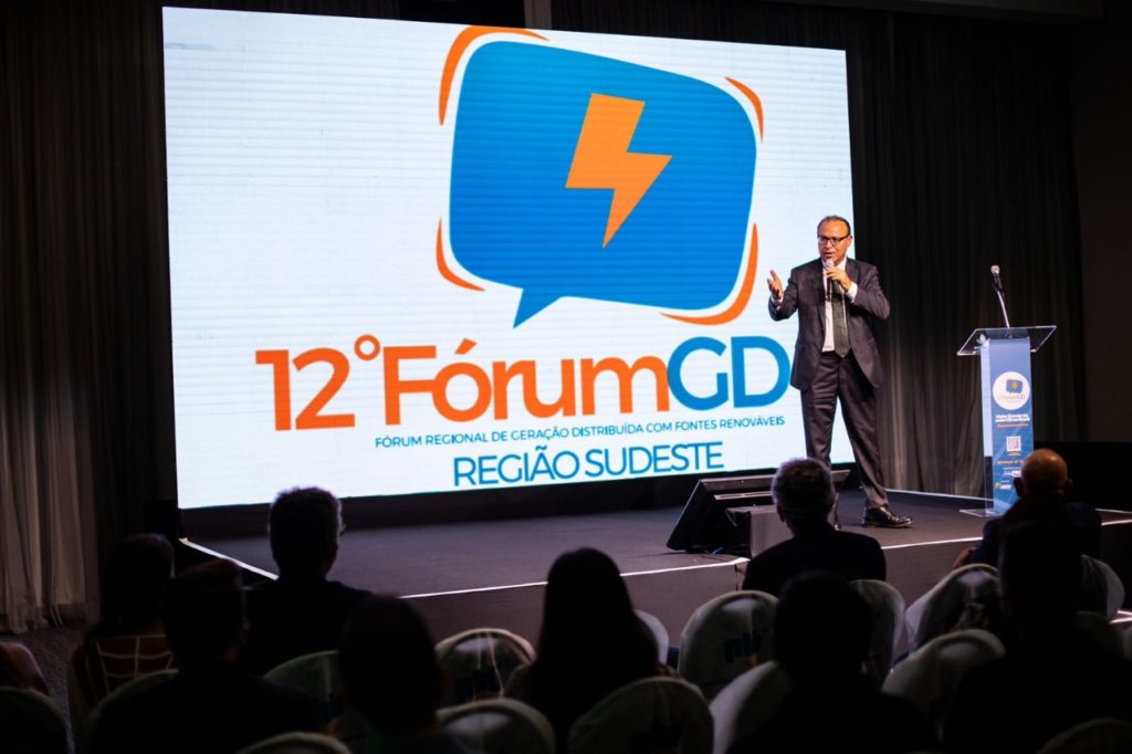 Deputado Gil Pereira discursa para os principais representantes do setor